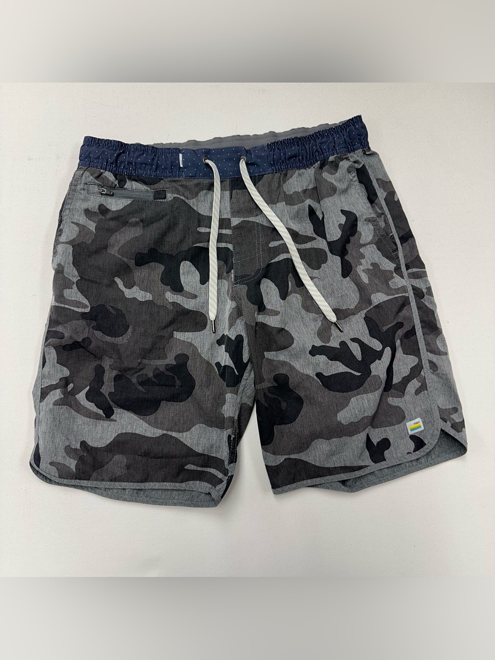 Vuori Banks Shorts Mens Medium Camo 8” Stretch Athletic Performance Workout V330
